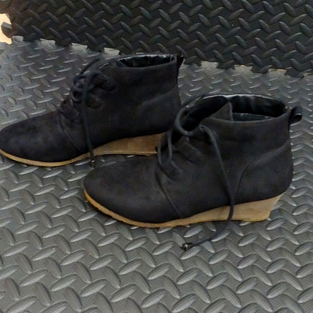 EUC * JESSICA CLINE * SUEDE BOOTIES * LACE UP * SIZE 7M * 2.5" HEEL 😍 - Picture 3 of 9